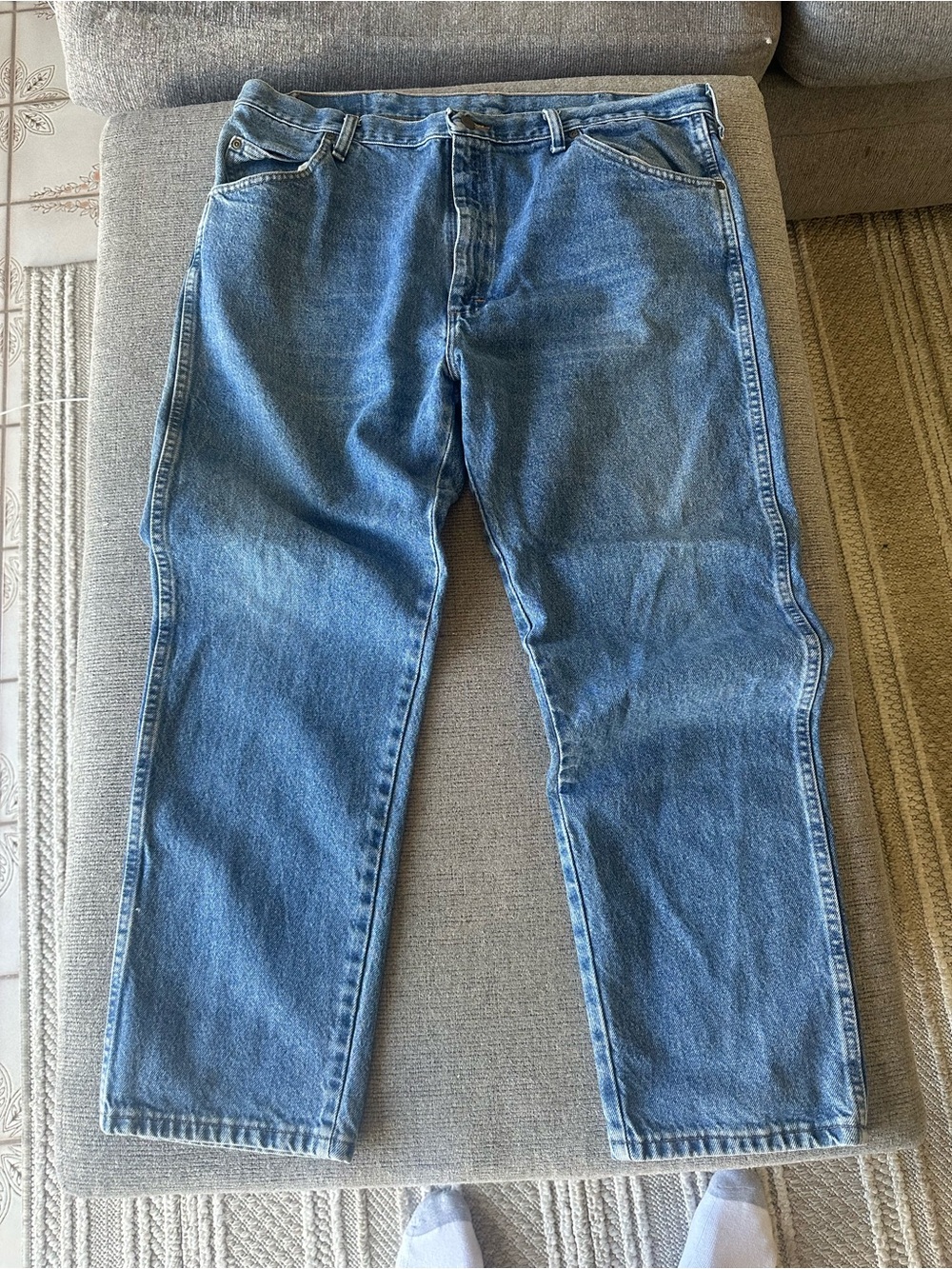 Wrangler Men's Straight-Leg Medium Blue Jeans 40/30.
A2